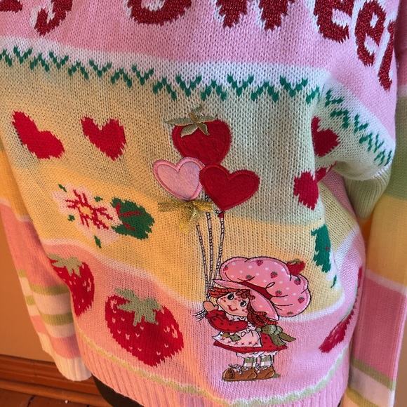 Women'sStrawberry Shortcake Hearts Embroidery Berry Knit Sweater M NWT - Picture 3 of 8